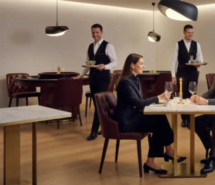 Luksusowe wnętrze restauracji Velastrolina z filmowym oświetleniem i stołami kasynowymi